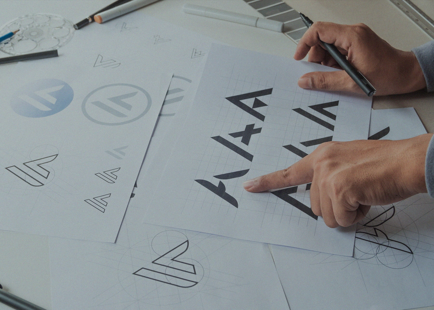 Studio di editoria e design: progettazione tipografica e costruzione di un segno grafico su griglia, tra contenuto e forma.